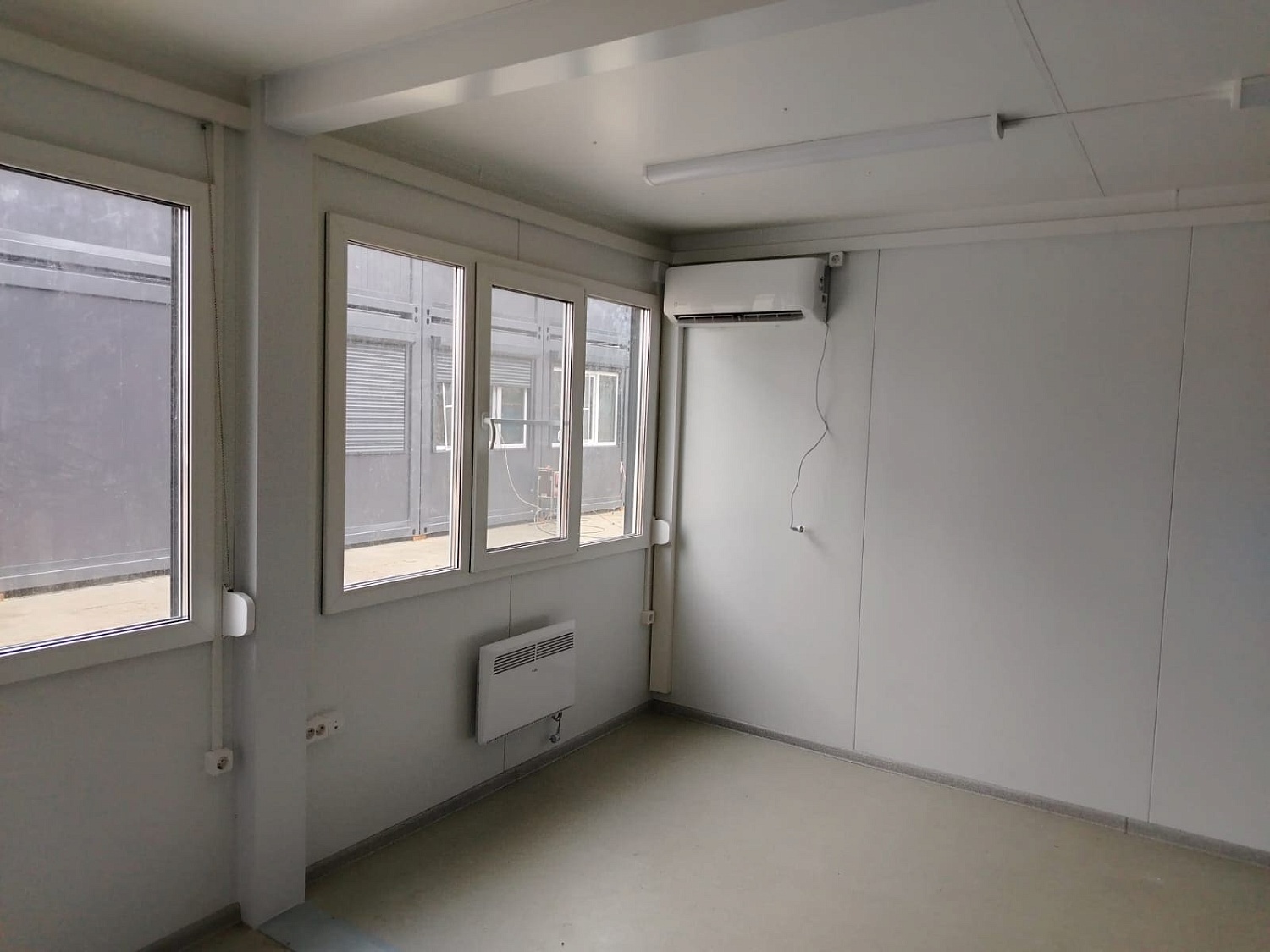 Комплекс из двух модульных офисов без общей кровли